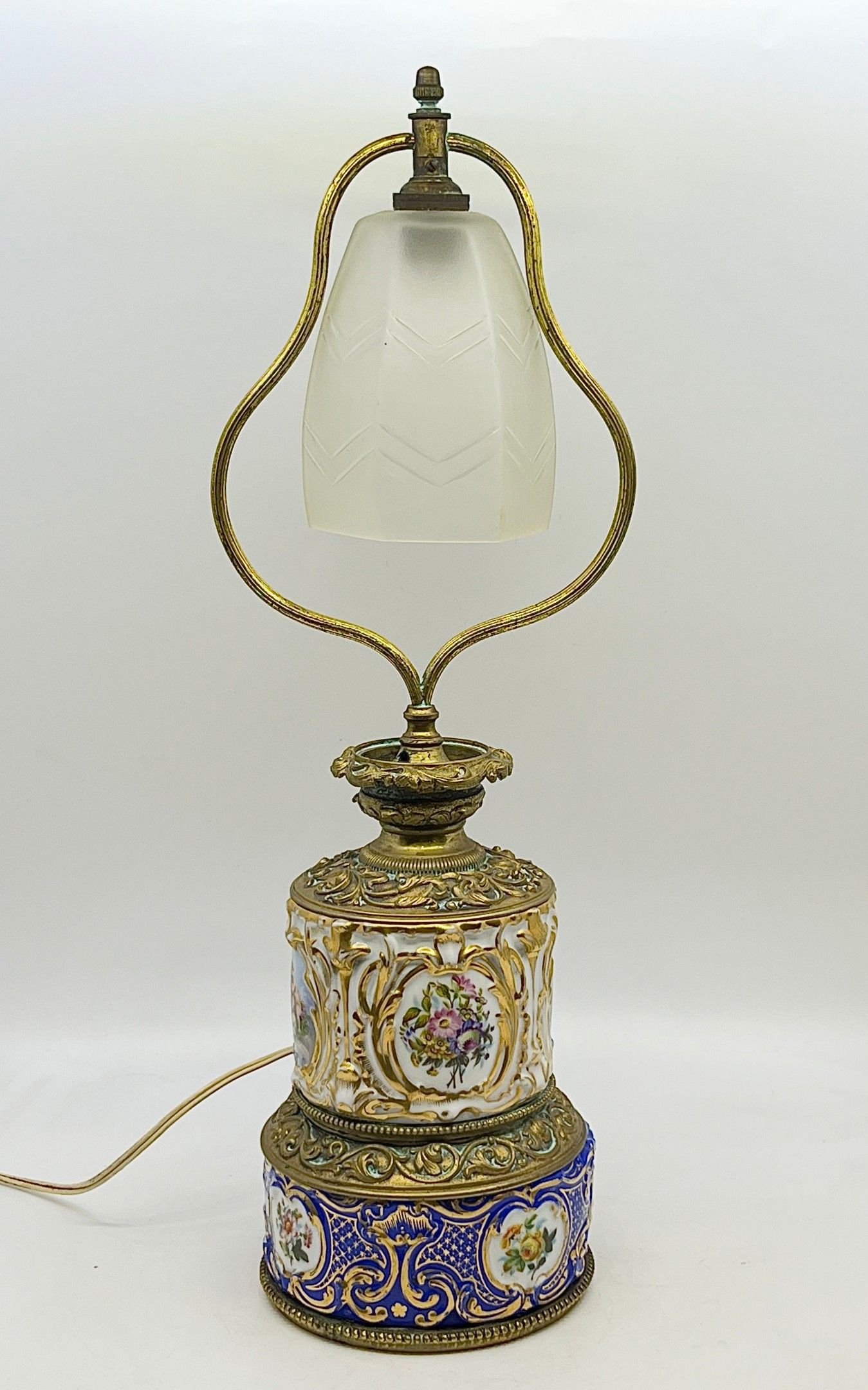 Pied de lampe en porcelaine polychrome à décor de fleurs, mo…