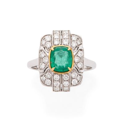 une bague en émeraude et diamant