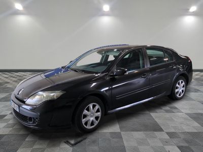 la photo d'une voiture noire garée dans un garage