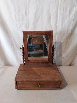 une petite boîte en bois surmontée d'un miroir