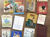 de nombreux livres pour enfants étalés sur le sol