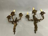 paire d'appliques murales anciennes en laiton avec fleurs et feuilles