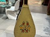 un vase posé sur un socle dans une pièce