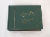 un livre vert sur lequel figure une inscription dorée sur fond blanc