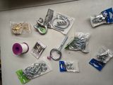 une table sur laquelle se trouvent plusieurs objets