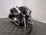 une moto qui est garée dans une pièce dont le sol est en damier