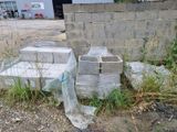 un tas de parpaings posé à côté d'un immeuble