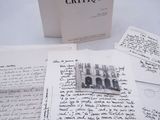 un livre sur lequel on peut lire quelque chose, posé sur une table