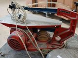 une machine rouge posée sur un rocher