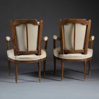Paire de fauteuils à dossier chapeau de gendarme en noyer mo… (photo 6)