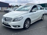 La Mercedes Classe B est garée dans un parking avec d'autres voitures