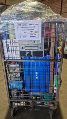 un chariot sur lequel se trouvent un conteneur bleu et un panneau
