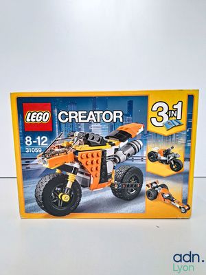 une boîte de jouets Lego Creator posée sur une surface blanche