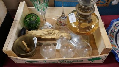 une boîte contenant de nombreux objets en verre