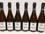 six bouteilles de vin sont alignées sur une table