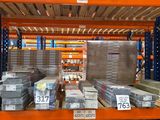 de nombreuses piles de cartons sur les étagères de l'entrepôt