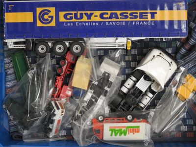 une boîte contenant des petites voitures et des camions