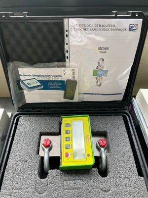 un appareil vert et jaune dans un étui posé sur une table
