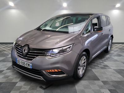 la camionnette grise est garée sur le sol en damier d'un garage