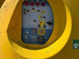 un gros plan d'un parcmètre jaune muni de boutons