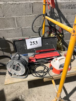 une petite machine posée sur une palette