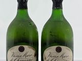 deux bouteilles de vin posées l'une à côté de l'autre sur une table