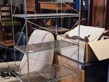 une photo d'une pièce dans laquelle se trouvent de nombreux meubles