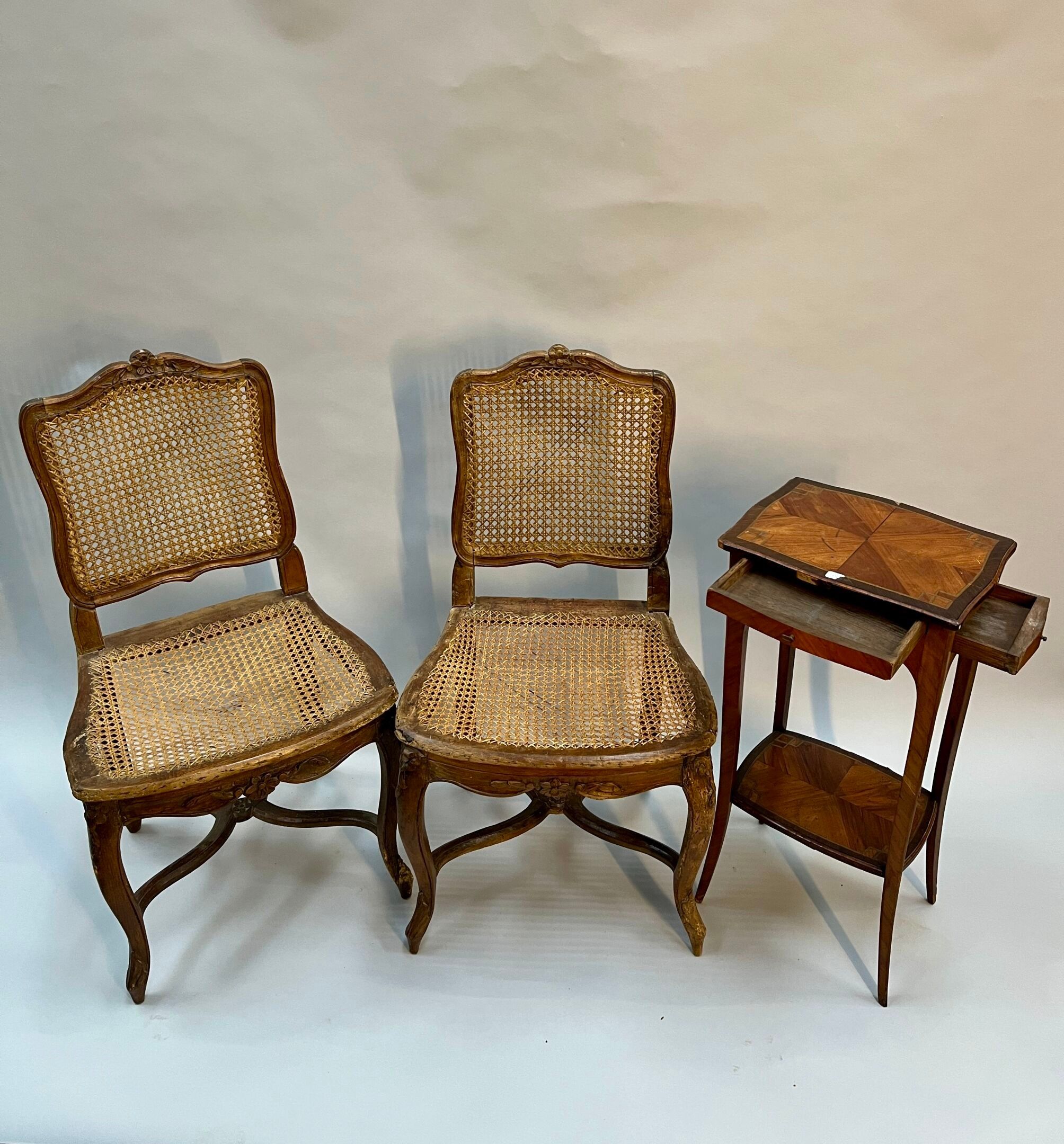 PAIRE DE CHAISES cannées en noyer sculpté à décor de fleurs.