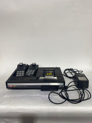 un gros plan d'une radio avec une télécommande et un chargeur