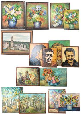 de nombreux tableaux accrochés au mur de cette pièce