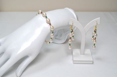 une main de mannequin blanche portant un bracelet