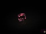 un diamant rose dans l'obscurité