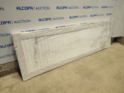 un matelas posé à même le sol devant un mur