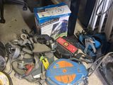 un tas d'outils divers posés par terre à côté d'un bureau
