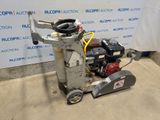 a machine that is sitting on the ground in front of a wall