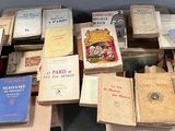beaucoup de livres sur la table ensemble sur la table