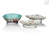trois assiettes en porcelaine et un bol posés sur une surface blanche