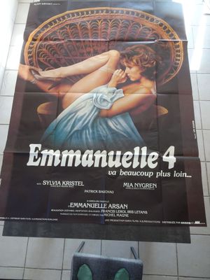 une affiche de cinéma accrochée au mur d'une station de métro, représentant une femme en robe bleue