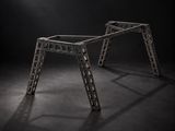 une structure métallique qui se trouve au milieu d'une pièce sombre