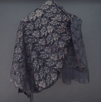 Grand châle noir en broderie, à décor de fleur. Les bords or…