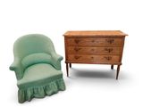une chaise verte à côté d'une commode sur laquelle se trouve un tiroir