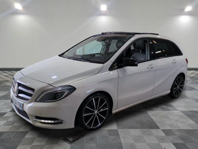 la classe b de la mercedes est garée sur un sol en damier