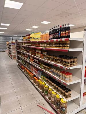 de nombreuses étagères dans le magasin, sur lesquelles sont disposés divers produits alimentaires