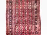 un tapis rouge et noir à motifs
