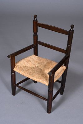 chaise en bois avec assise et accoudoirs en corde