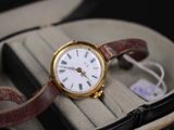 une montre posée dans un écrin sur une table