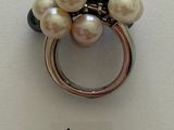 a picture of a ring with pearls on it