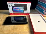 une boîte contenant une tablette, posée sur une table