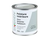 gros plan d'un pot de peinture sur fond blanc