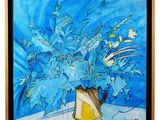 tableau représentant des fleurs bleues dans un vase jaune posé sur une table